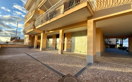 Locale commerciale in vendita