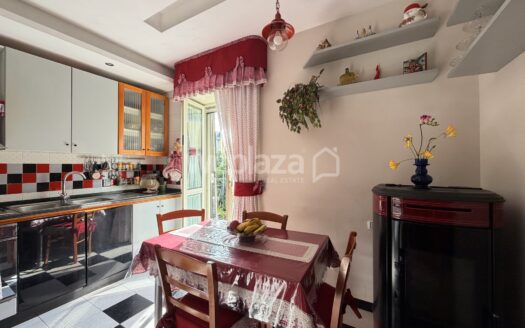 Trilocale con giardino, terrazzo di copertura e posto auto.