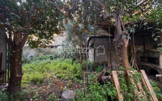 Trilocale con giardino, terrazzo di copertura e posto auto.