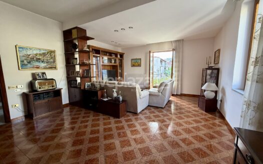 Cinque vani in vendita