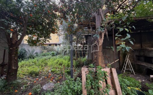 Trilocale con giardino, terrazzo di copertura e posto auto.