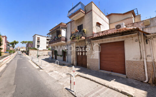 Trilocale con giardino, terrazzo di copertura e posto auto.