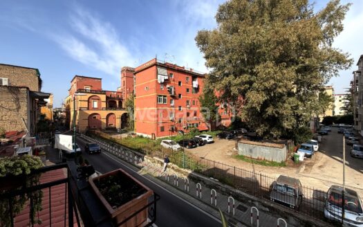 Trilocale con giardino, terrazzo di copertura e posto auto.